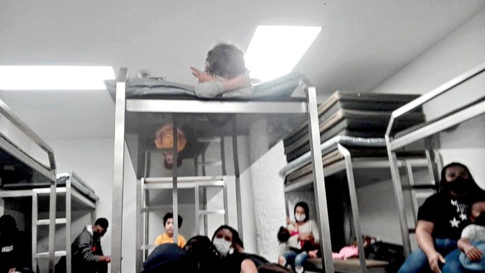 Hacinan a niños en aeropuerto de la CDMX